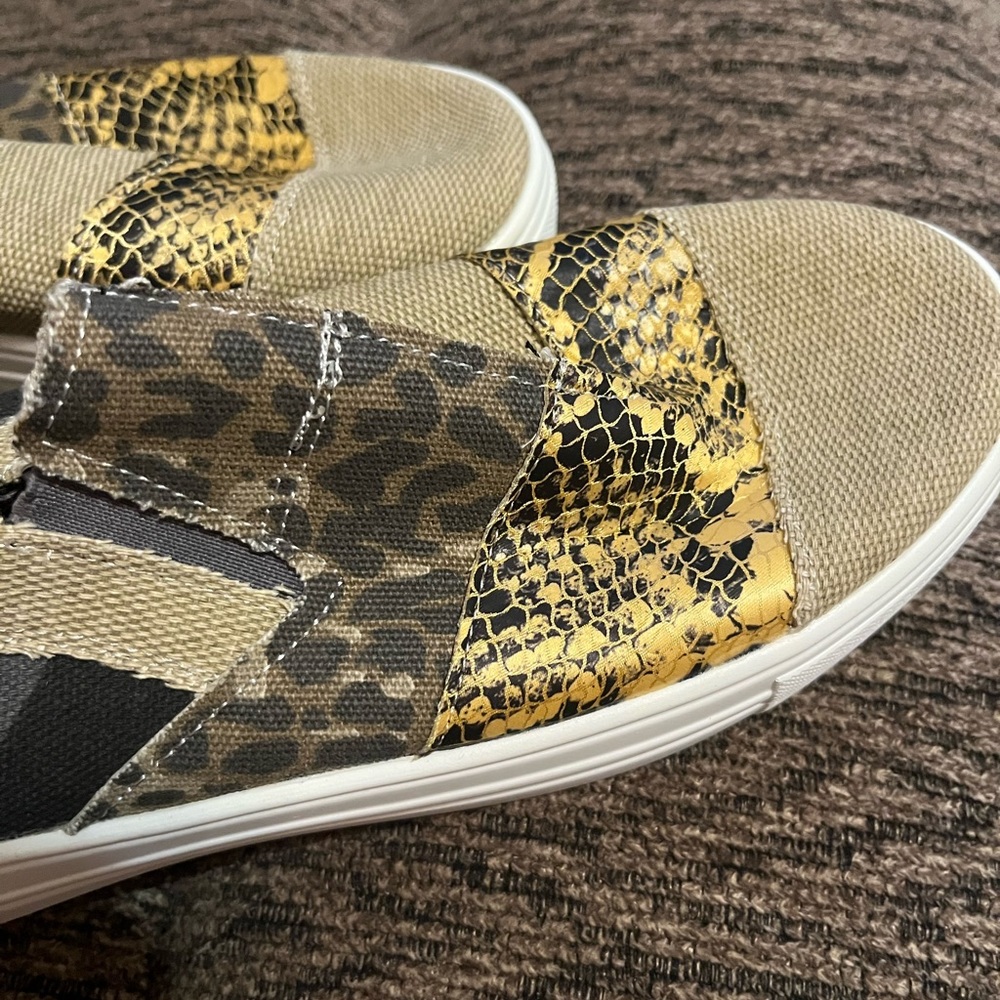Sneakers - Picture 7 of 8